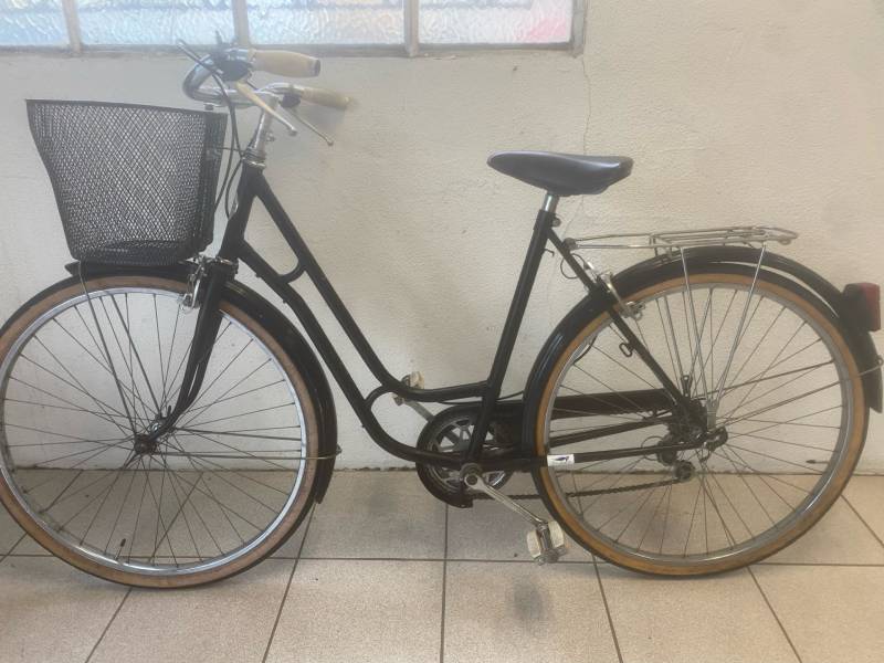 Vente d'un vélo d'occasion simple et noir sur Avignon