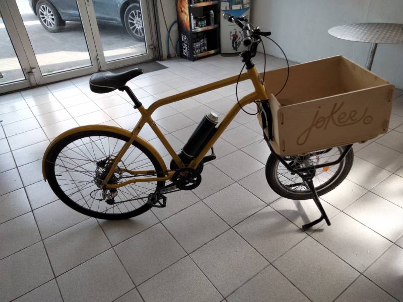 Vélo électrique jaune équipé de l'installation joker en location sur Avignon